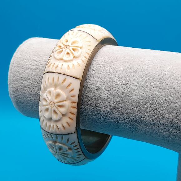 Vintage Carved Celluloid Wide Bangle Bracelet, Brass Inside, 8 Inches - Picture 9 of 10